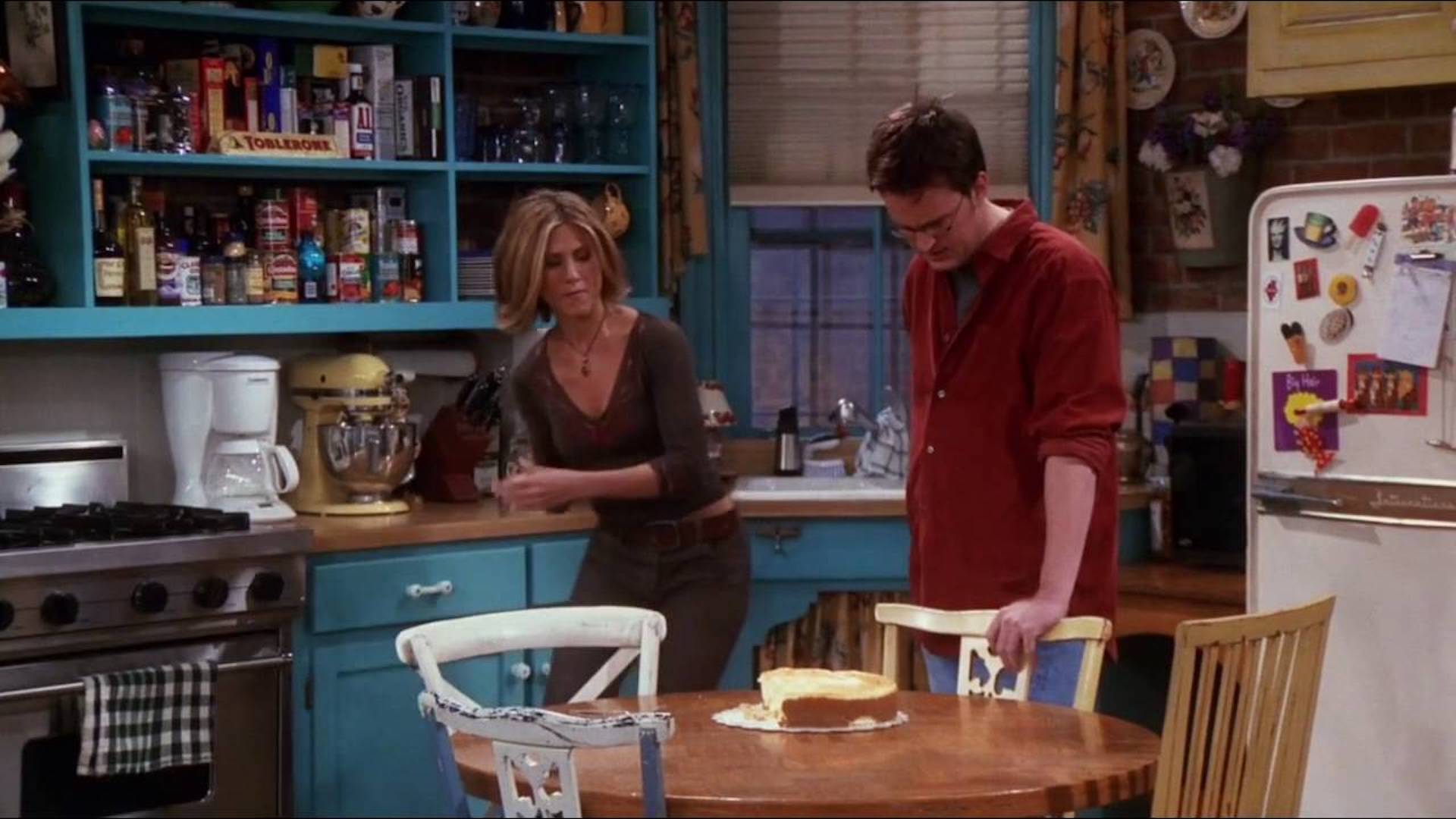Chandler and Rachel stare at a cake